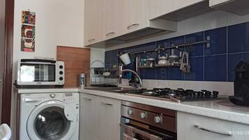 Refrigerador, horno, parrilla de estufa y cafetera y tetera