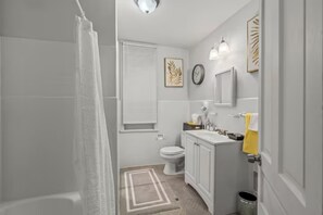 Comfort-lejlighed | Badeværelse | Hårtørrer, bidet, håndklæder, Sæbe