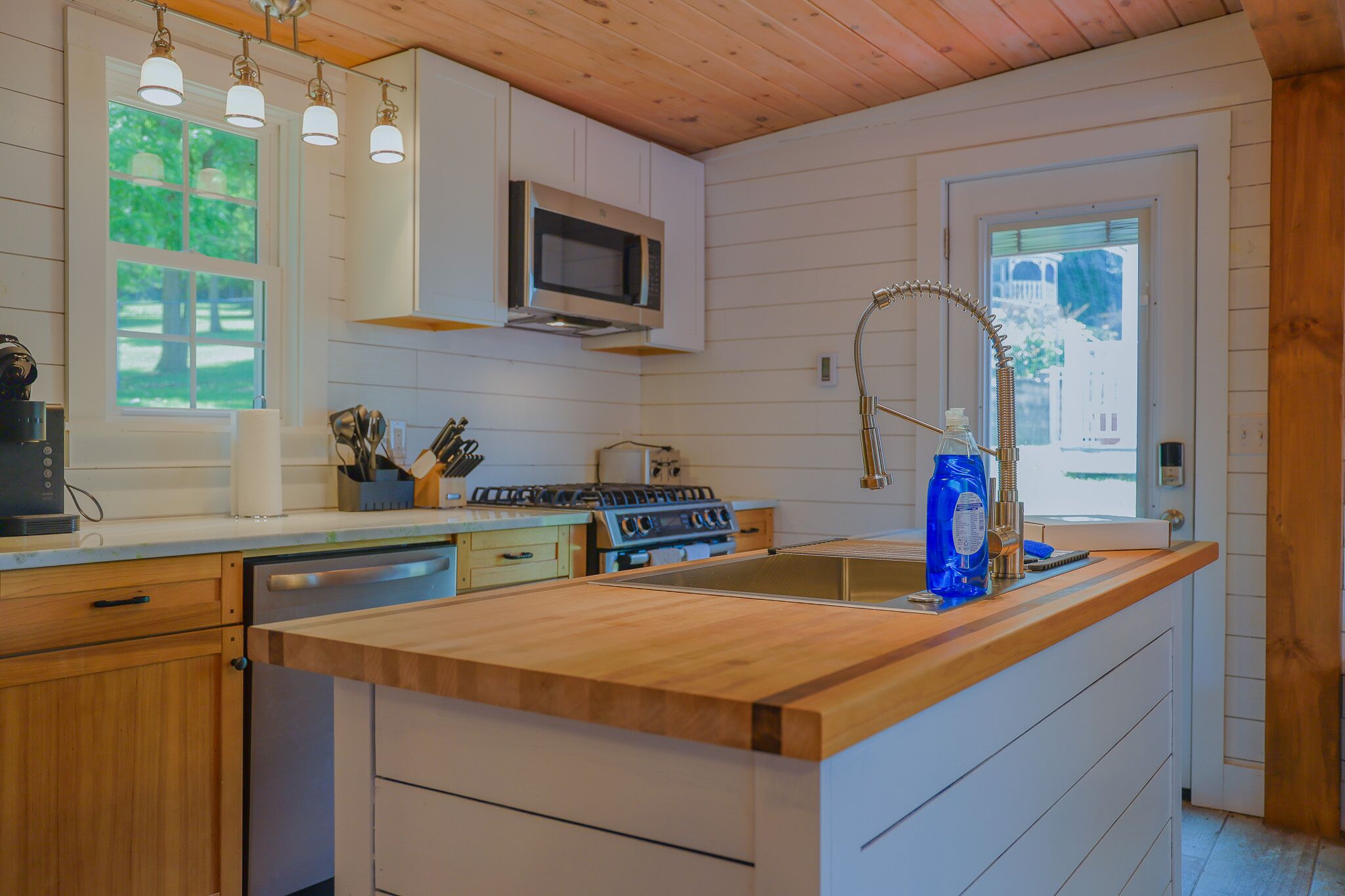 Frigorífico, microondas, horno y placa de cocina