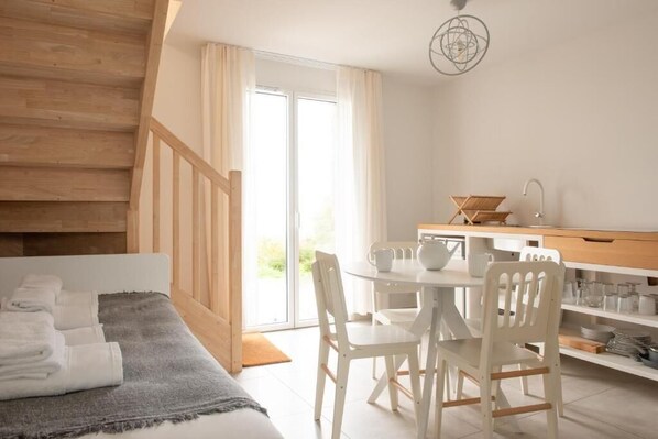 Comfort Apartment | Dapur peribadi | Peti sejuk mini, pembancuh kopi/teh, cerek elektrik, kerusi tinggi