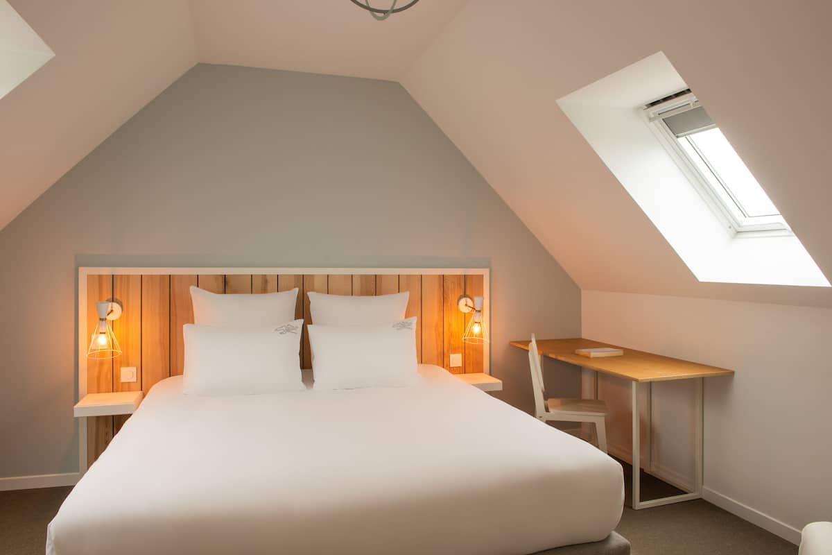 Sengetøy av topp kvalitet, dundyner, minibar og safe på rommet