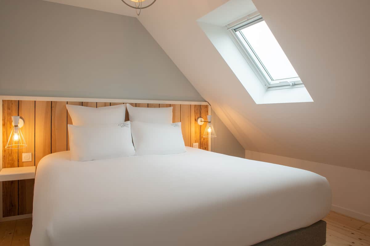 Sengetøy av topp kvalitet, dundyner, minibar og safe på rommet
