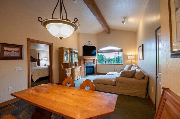 Smart TV, fireplace