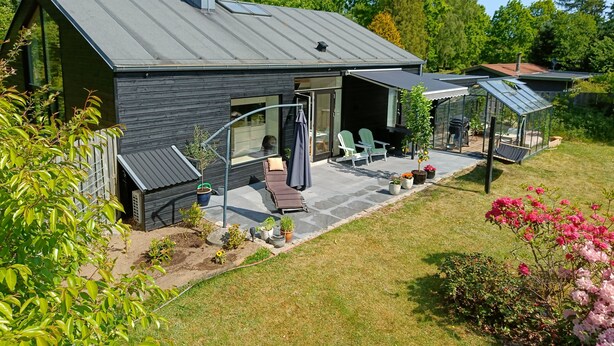 A modern house with a patio area, a covered outdoor seating area, and a greenhouse. - 3 bedroom private vacation home in silkeborg (Silkeborg)