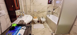 Haartrockner, Handtücher, Seife, Toilettenpapier