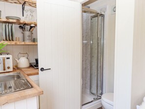 Fridge, electric kettle, toaster, cookware/dishes/utensils - Coombe Valley Shepherd's Hut (Newton Abbot)