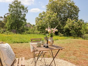 Outdoor dining - Coombe Valley Shepherd's Hut (Newton Abbot)