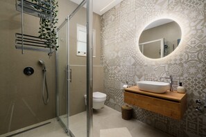 Baignoire, séchoir à cheveux, serviettes fournies