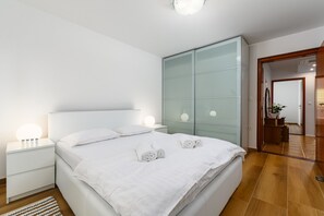 4 bedrooms, iron/ironing board, free WiFi, bed sheets