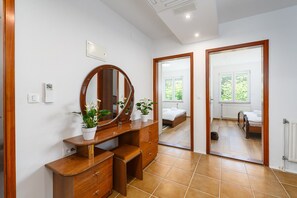 4 slaapkamers, een strijkplank/strijkijzer, gratis wifi, beddengoed