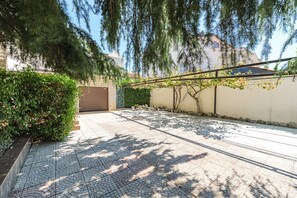 المنطقة المحيطة بالمنشأة