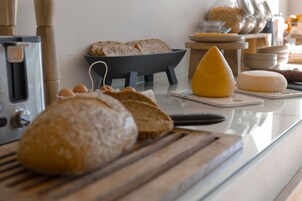 Una encimera de cocina con pan, queso y huevos.