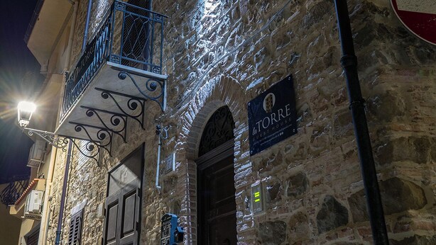 A stone building with a sign for "la TORRE GUEST HOUSE". - La Torre - Deluxe Apartment 1 (Santo Stefano di Camastra)