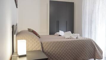1 Schlafzimmer, Zimmersafe, Schreibtisch, Bügeleisen/Bügelbrett