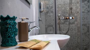 Douche, sèche-cheveux, bidet, serviettes fournies