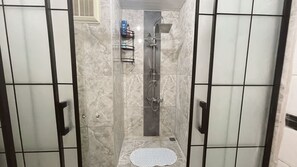 Shower, hair dryer, towels, soap - Gemütliche Wohnung mit Großem Pool 200 m vom Strand Entfernt (Oba)