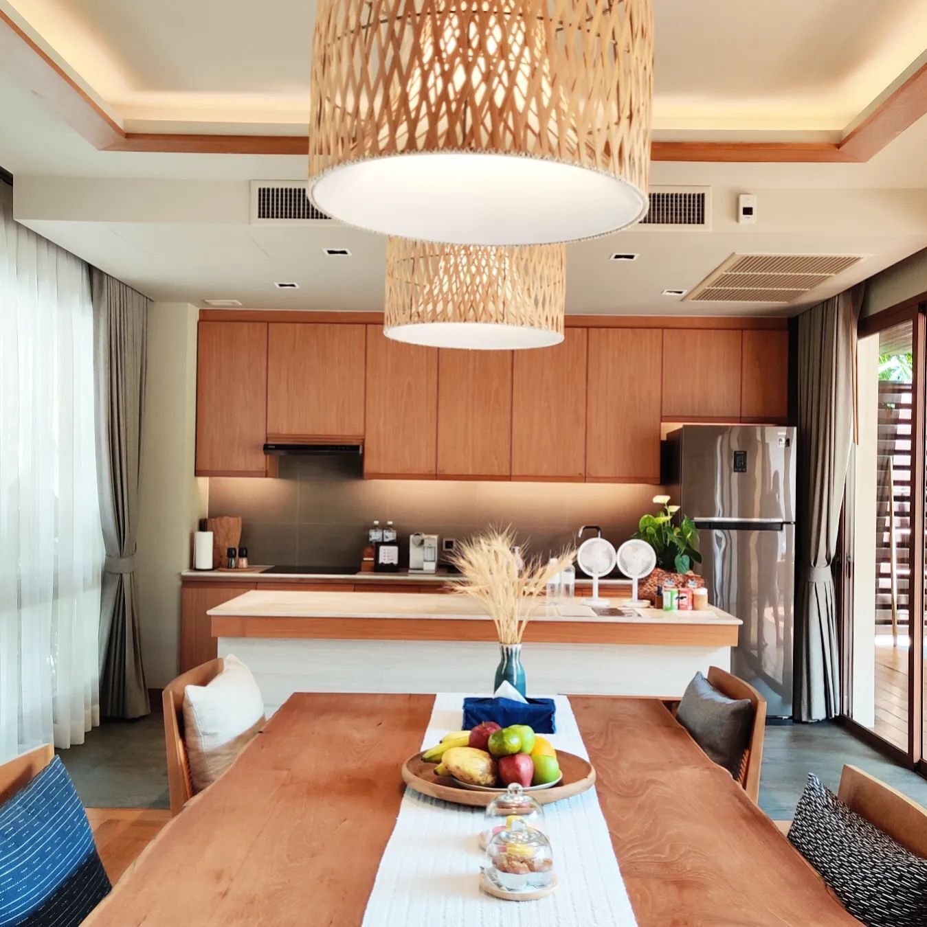 Een bureau, geluiddichte muren, een strijkplank/strijkijzer, gratis wifi