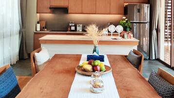 Een bureau, geluiddichte muren, een strijkplank/strijkijzer, gratis wifi