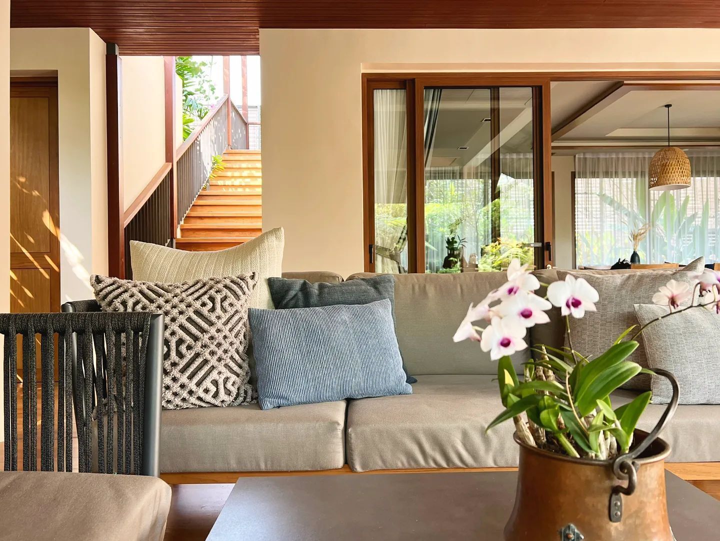 Een bureau, geluiddichte muren, een strijkplank/strijkijzer, gratis wifi