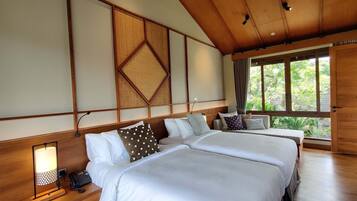 Een bureau, geluiddichte muren, een strijkplank/strijkijzer, gratis wifi