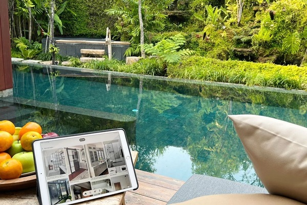 Escritorio, sistema de insonorización y tabla de planchar con plancha