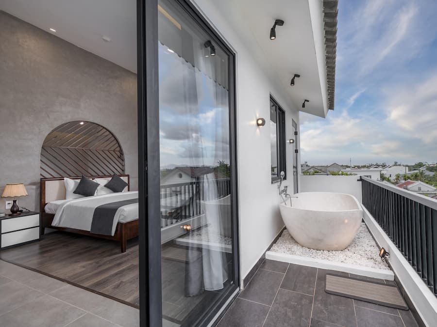 Luxury Penthouse, 1 Bedroom, Valley View (402) | Deep soaking bathtub