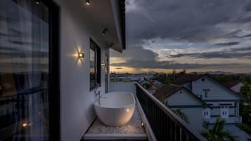 Deep-soaking bathtub