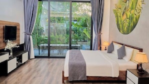 Une chambre d’hôtel avec un lit, une télévision, un bureau et une grande fenêtre avec des rideaux.