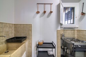 Kühlschrank, Ofen, Herdplatte, Wasserkocher mit Kaffee-/Teezubehör