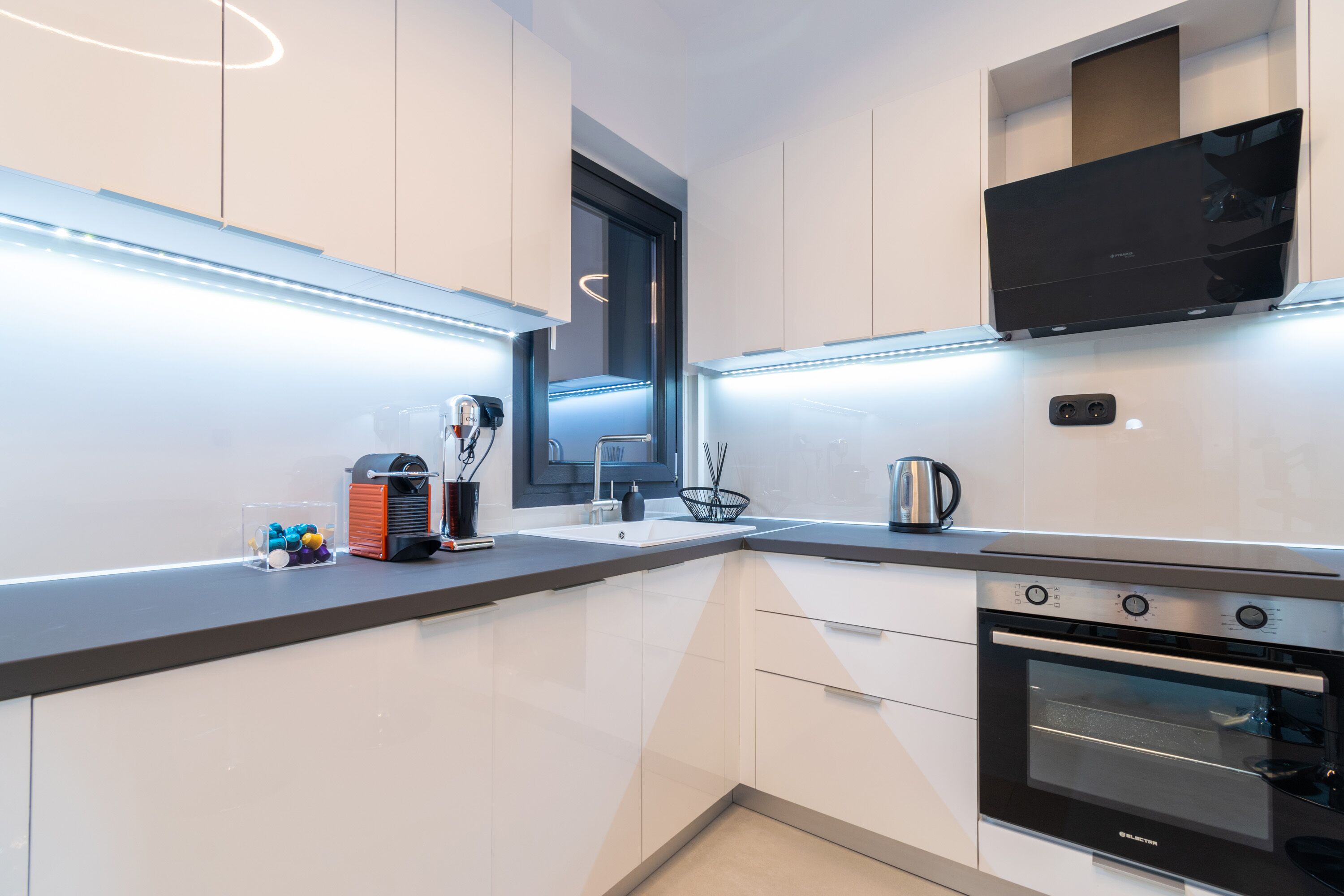 Fridge, oven, dishwasher, coffee/tea maker
