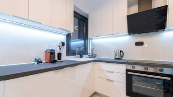 Fridge, oven, dishwasher, coffee/tea maker