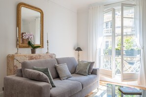 TV - Illuminating Light, by Veeve (Paris)