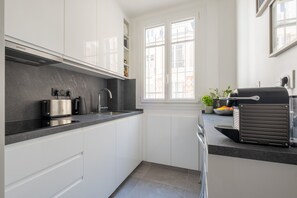 Fridge, microwave, oven, stovetop - Illuminating Light, by Veeve (Paris)