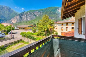 Family Apartment, Multiple Bedrooms (Casa Gio Few Minutes from the Lake) | Property grounds