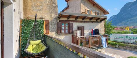 Family Apartment, Multiple Bedrooms (Casa Gio Few Minutes from the Lake) | Property grounds
