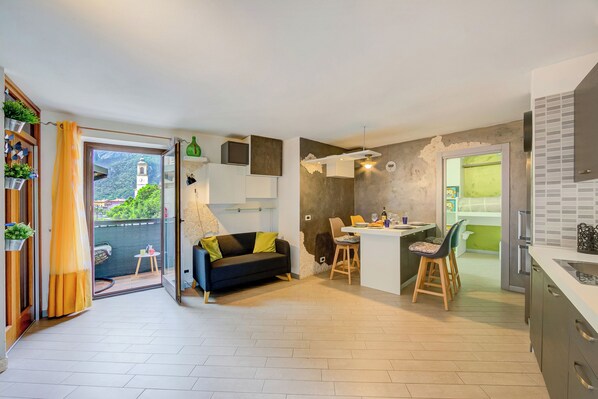 Family Apartment, Multiple Bedrooms (Casa Gio Few Minutes from the Lake) | Living area | TV