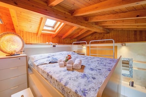 Family Apartment, 2 Bedrooms (Casa Gio Few Minutes from the Lake) | 2 bedrooms, bed sheets