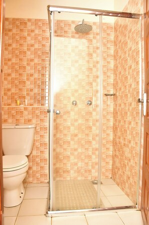 Standard Room | Bathroom | Towels - DIVINE HOMES RESORT KISUMU (Kisumu)