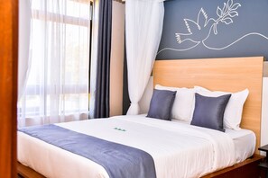 Superior Suite | Desk, laptop workspace, soundproofing, free WiFi - DIVINE HOMES RESORT KISUMU (Kisumu)
