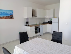Appartement | Cuisine privée | Réfrigérateur, micro-ondes, four, plaque de cuisson