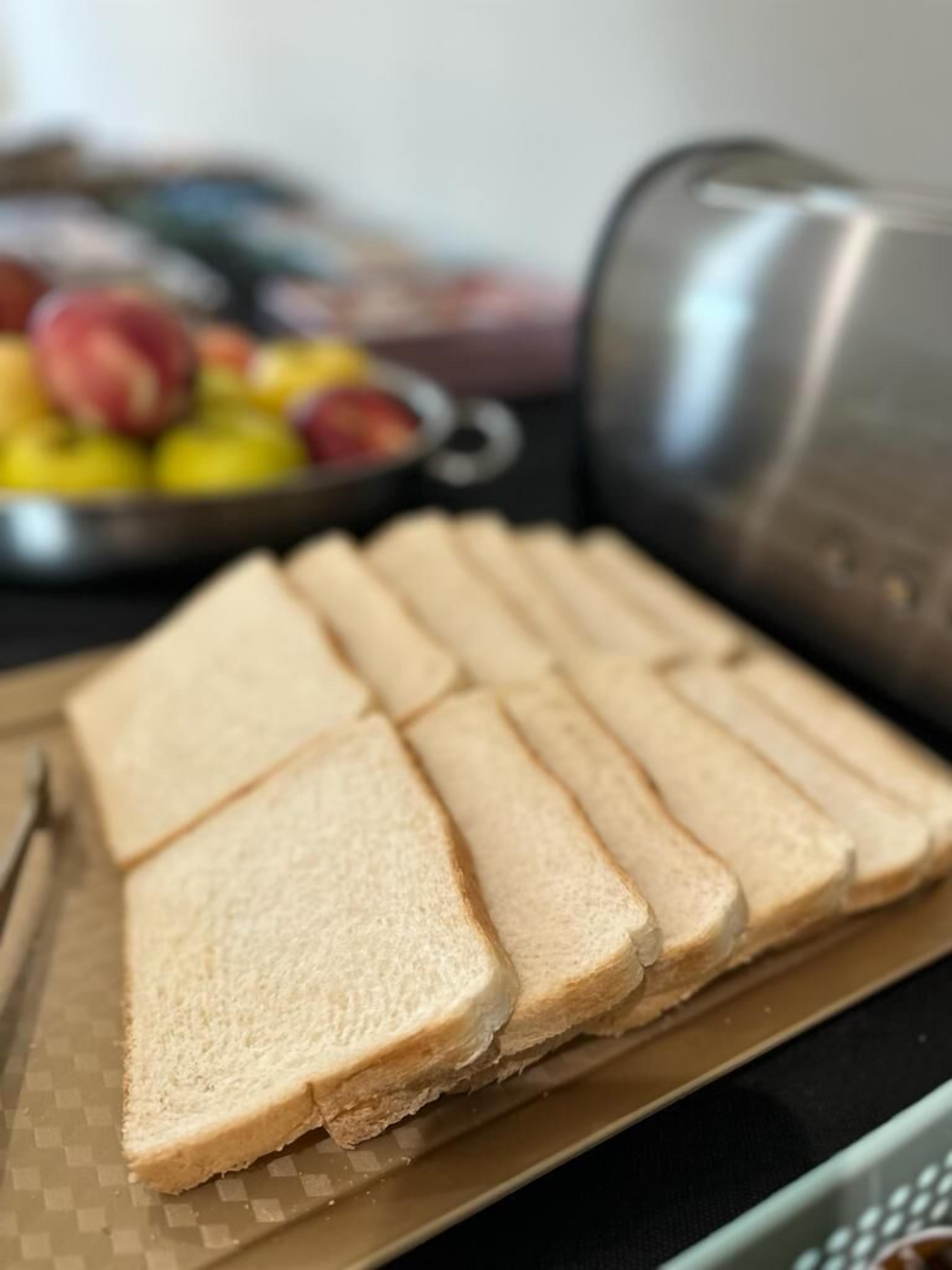 Sneden wit brood op een snijplank.