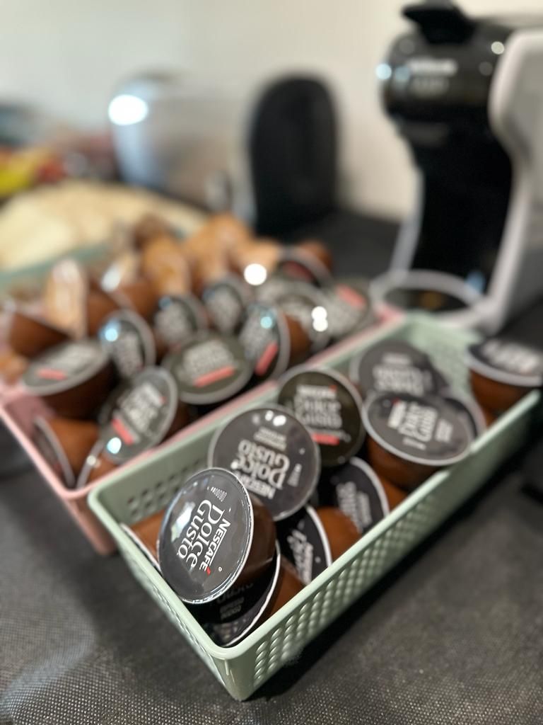 Una bandeja con alimentos envasados, posiblemente bocadillos o salsas, con etiquetas visibles.
