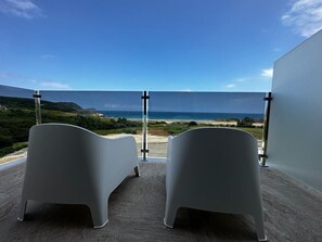 基本雙人房, 露台, 海景 | 迷你吧、客房內保險箱、免費無線上網、床單