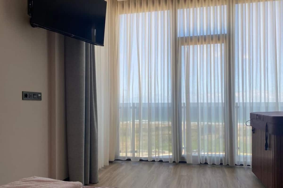 Superior-Zimmer, Whirlpool, Meerblick | Minibar, Zimmersafe, kostenloses WLAN, Bettwäsche