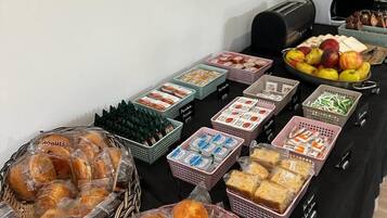 Se ofrece un desayuno continental (6 EUR por persona)