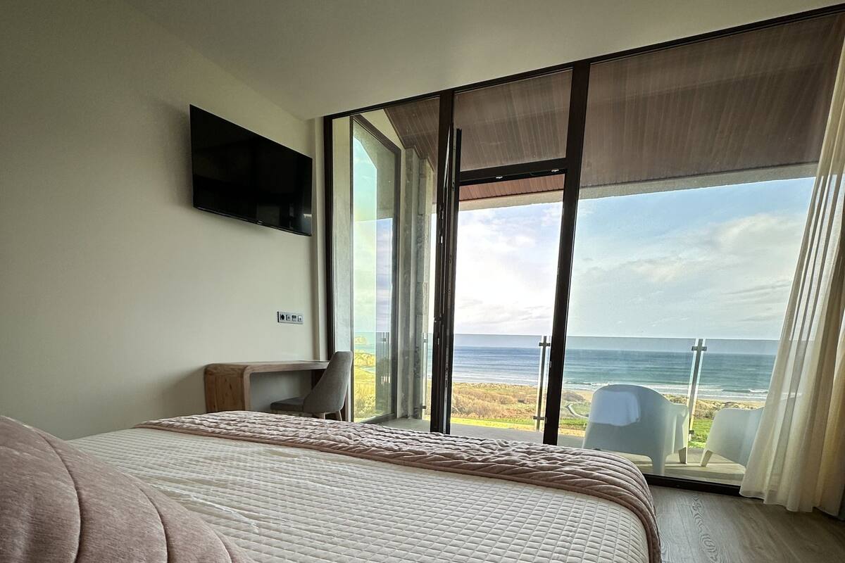 Rom – superior, terrasse, sjøutsikt | Minibar, safe på rommet, wi-fi (inkludert) og sengetøy
