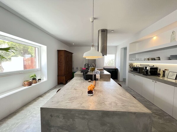 Villa exclusiva | Cocina privada | Refrigerador con congelador, microondas, horno y parrilla de estufa 