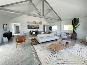 Exclusive Villa | Living area | 40-inch LCD TV with cable channels, TV - Fazenda do Pomar (Évora)