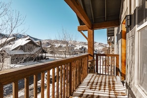 Private balcony with views over mountains
