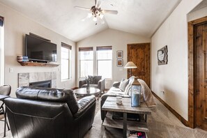 Large open plan living room - Convenient spot at the entrance to Park City (Park City)